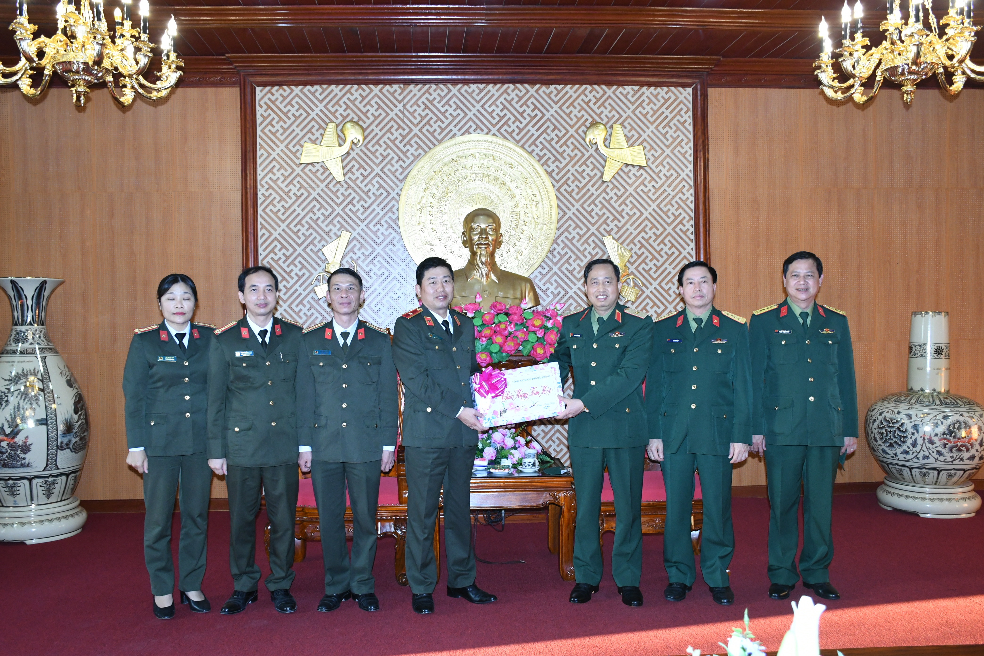 Giám đốc CATP thăm, tặng quà Bộ Tư lệnh quân khu III nhân dịp Tết Nguyên đán Nhâm Dần 2022